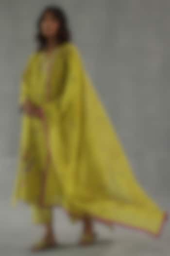 Yellow Chanderi Watercolor Motif Printed Stole by Roza Pret at Pernia's Pop Up Shop