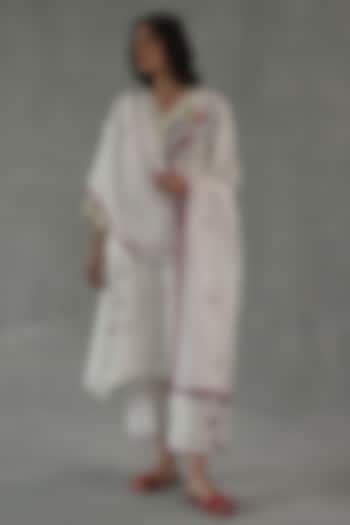 Ivory Chanderi Watercolor Motif Printed Stole by Roza Pret at Pernia's Pop Up Shop