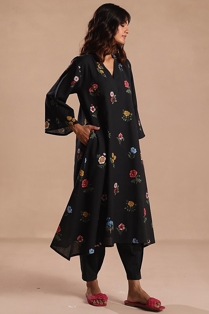 Black Feather Linen Floral Motif A-Line Kurta Set by Roza Pret at Pernia's Pop Up Shop