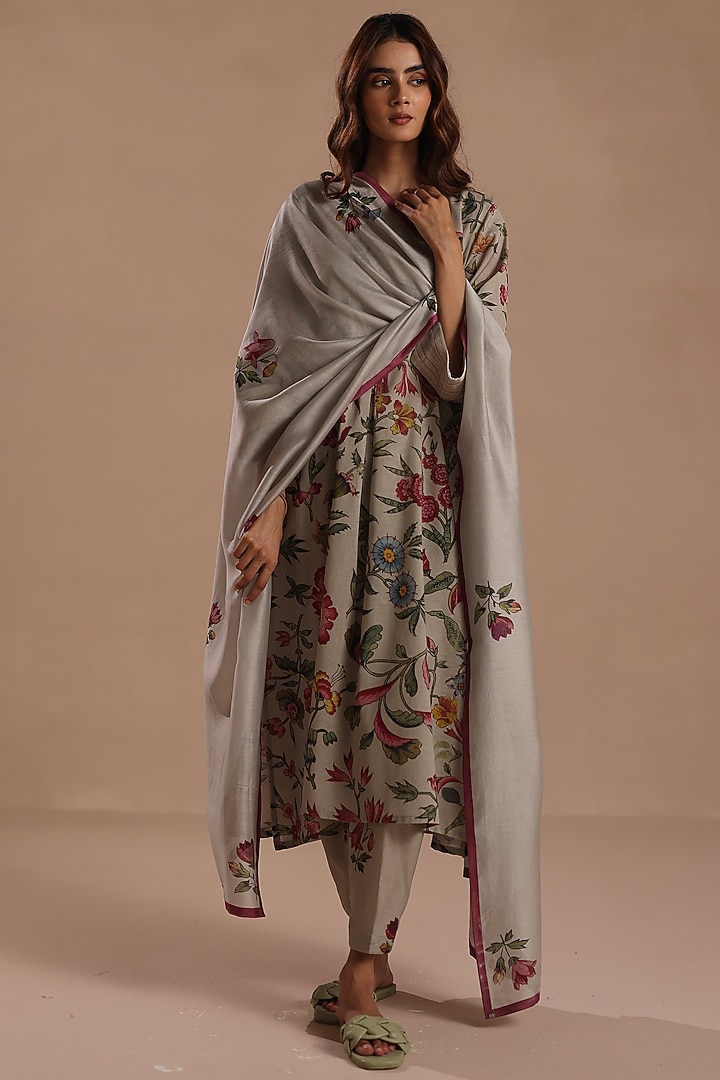 Beige Chanderi Floral Motif Stole by Roza Pret at Pernia's Pop Up Shop