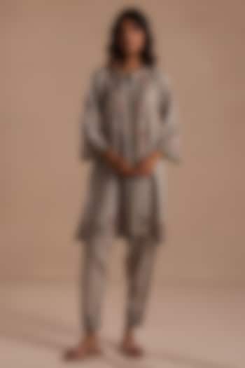 Beige Feather Linen Floral Motif Kurta Set by Roza Pret at Pernia's Pop Up Shop