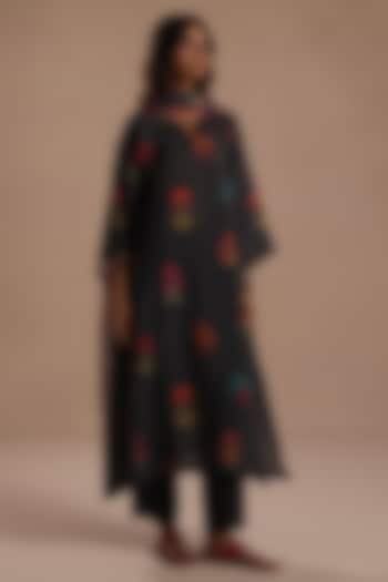 Charcoal Habutai Silk Floral Motif Kurta Set by Roza Pret at Pernia's Pop Up Shop