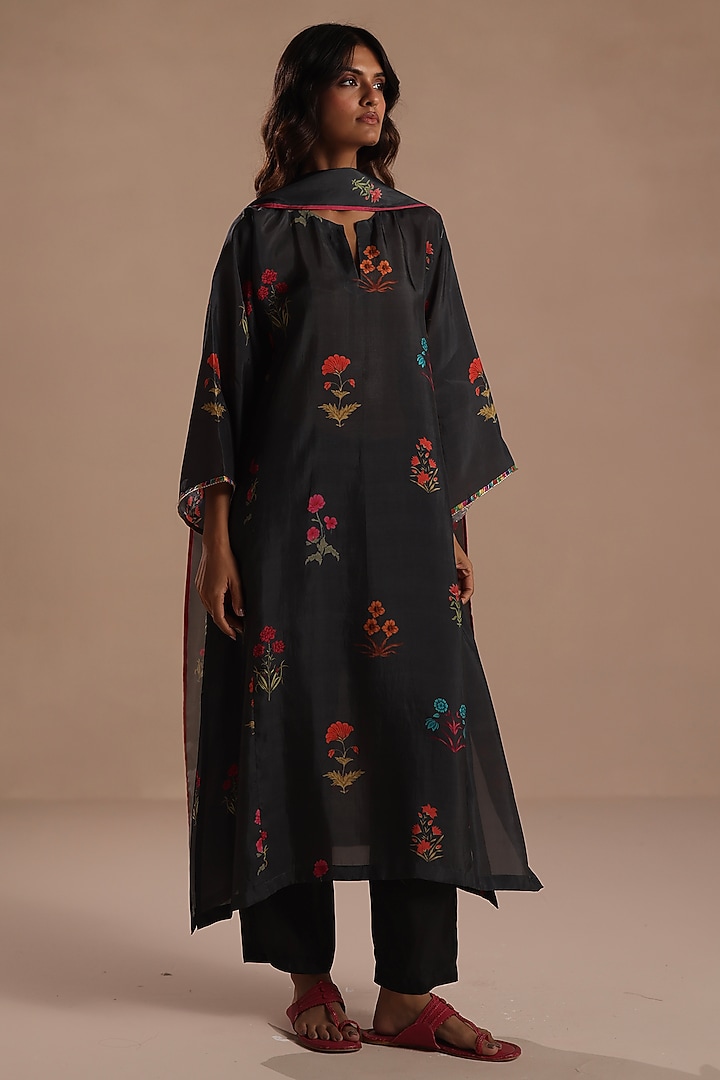 Charcoal Habutai Silk Floral Motif Kurta Set by Roza Pret at Pernia's Pop Up Shop