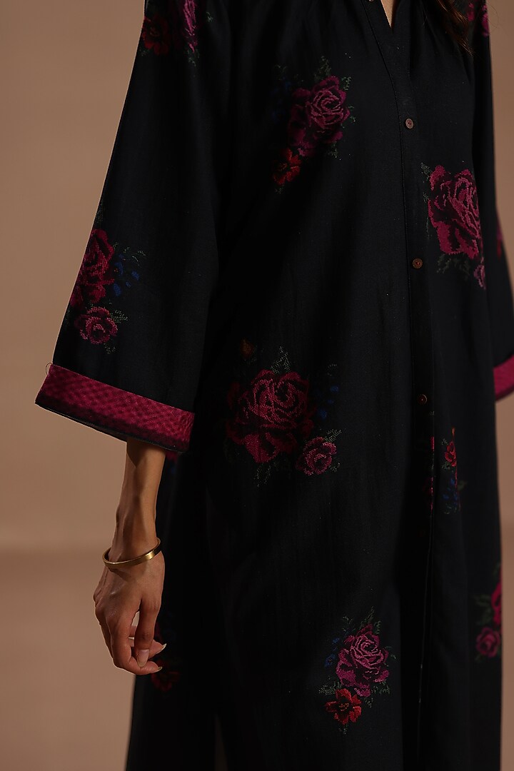 Black Pashmina Motif Kurta Set by Roza Pret at Pernia's Pop Up Shop