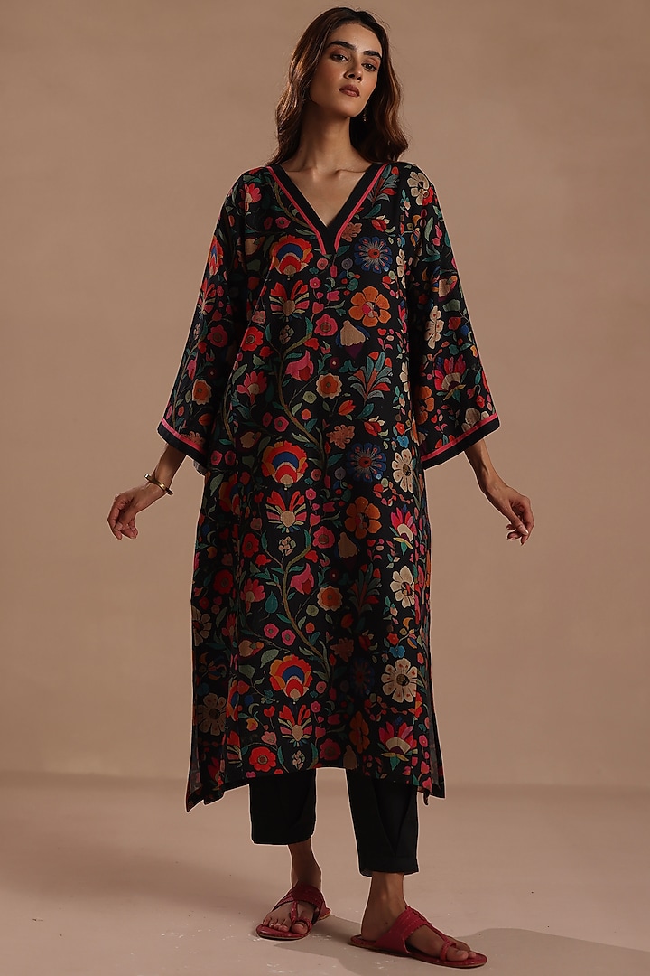 Black Pashmina Floral Printed Kurta Set by Roza Pret at Pernia's Pop Up Shop