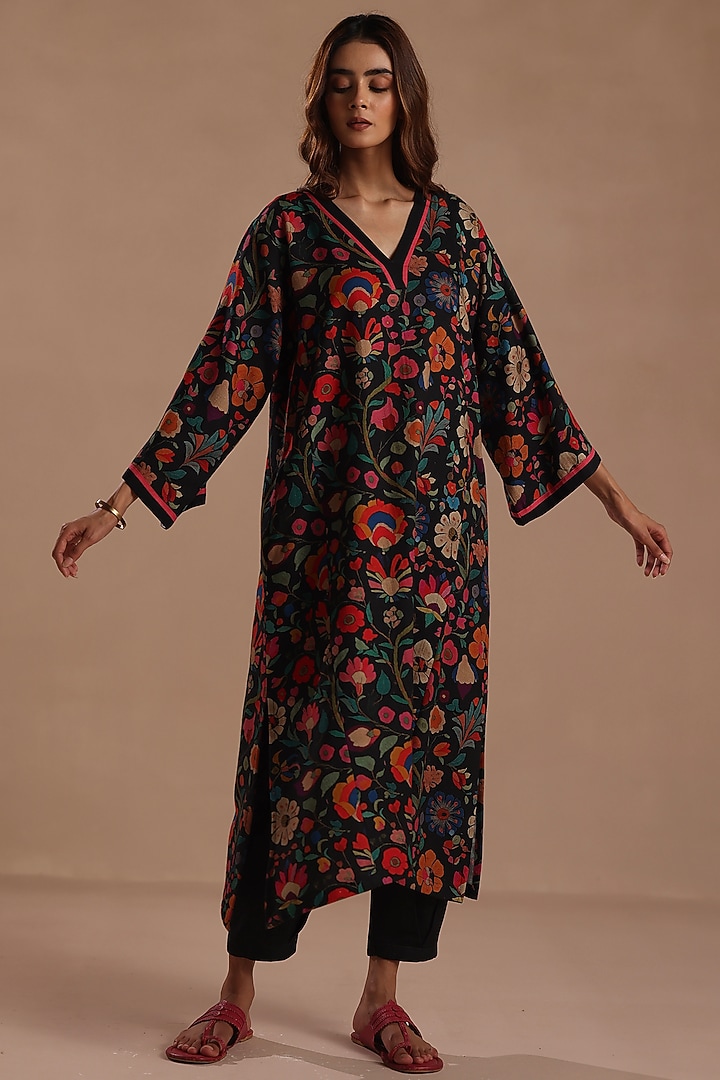 Black Pashmina Floral Printed Kurta Set by Roza Pret at Pernia's Pop Up Shop