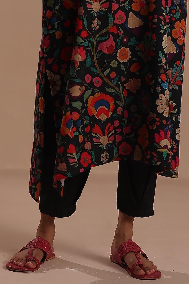 Black Pashmina Floral Printed Kurta Set by Roza Pret at Pernia's Pop Up Shop