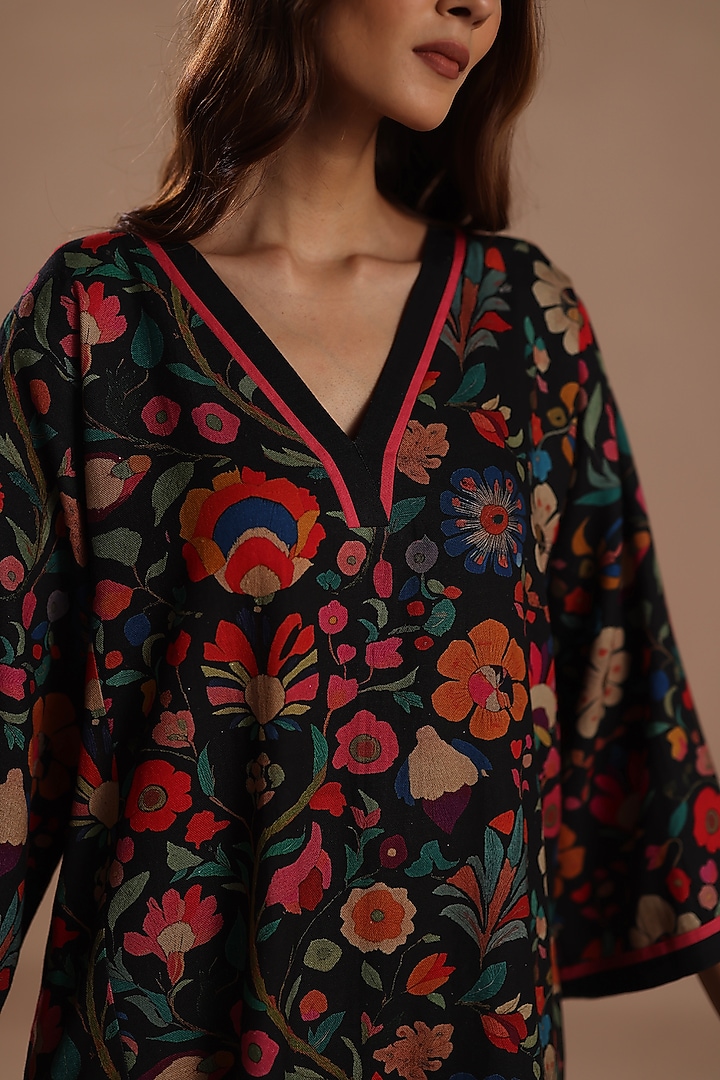 Black Pashmina Floral Printed Kurta Set by Roza Pret at Pernia's Pop Up Shop