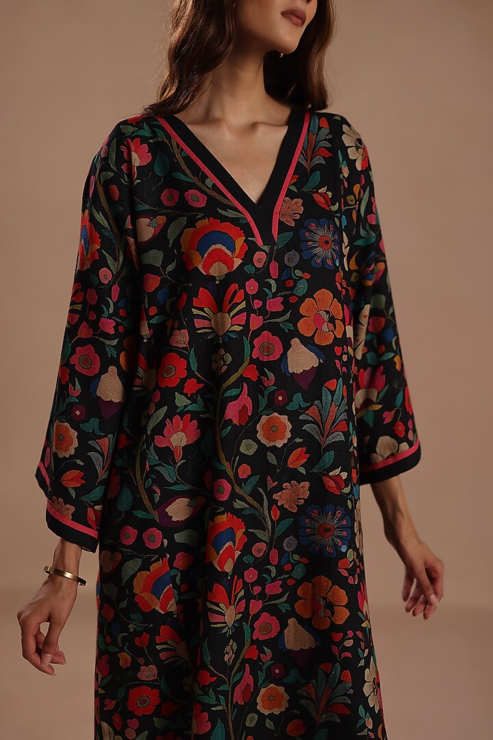 Black Pashmina Floral Printed Kurta Set by Roza Pret at Pernia's Pop Up Shop