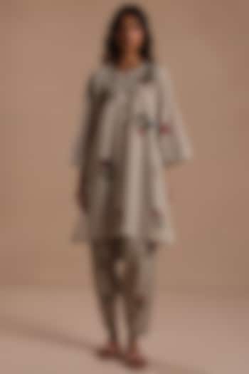 Beige Feather Linen Floral Motif Kurta Set by Roza Pret at Pernia's Pop Up Shop