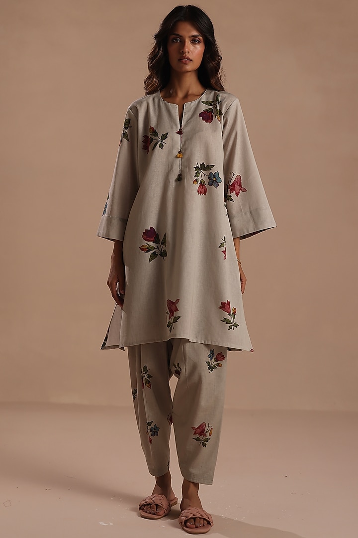 Beige Feather Linen Floral Motif Kurta Set by Roza Pret at Pernia's Pop Up Shop