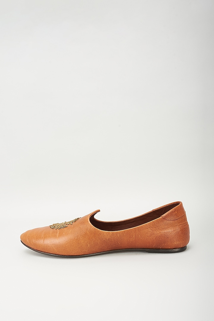 Bombay Brown Leather Embellished Mojaris by ROHAN ARORA at Pernia's Pop Up Shop