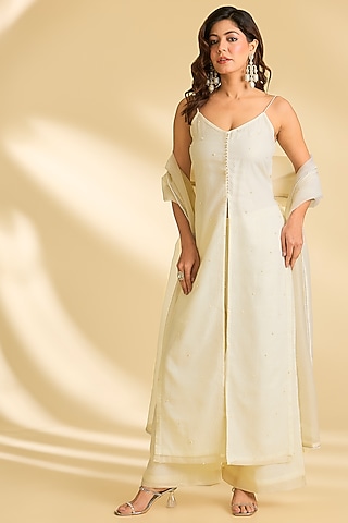 Ivory Shimmer Crushed Tissue Pearl Embellished Kurta Set by Roohbab