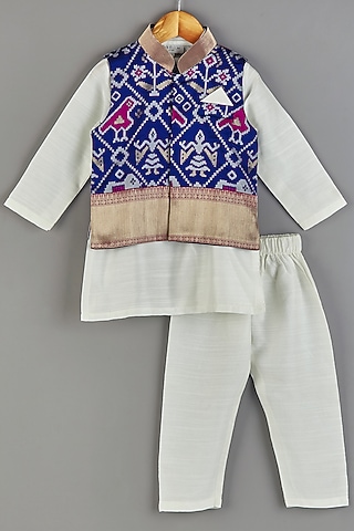 Off-White Kurta Set With Bundi Jacket For Boys by Roli.M
