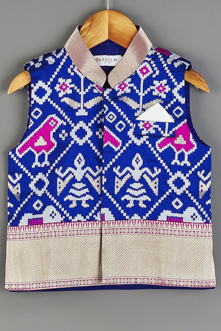 Off-White Kurta Set With Bundi Jacket For Boys by Roli.M at Pernia's Pop Up Shop