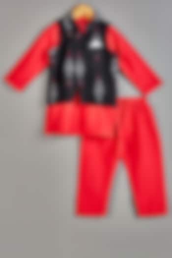 Red Kurta Set With Bundi Jacket For Boys by Roli.M