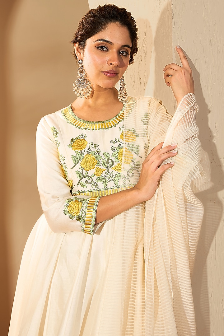 Off-White Pure Silk Chanderi Floral Embroidered Wedding Anarkali Set by RoohbyRidhimaa at Pernia's Pop Up Shop