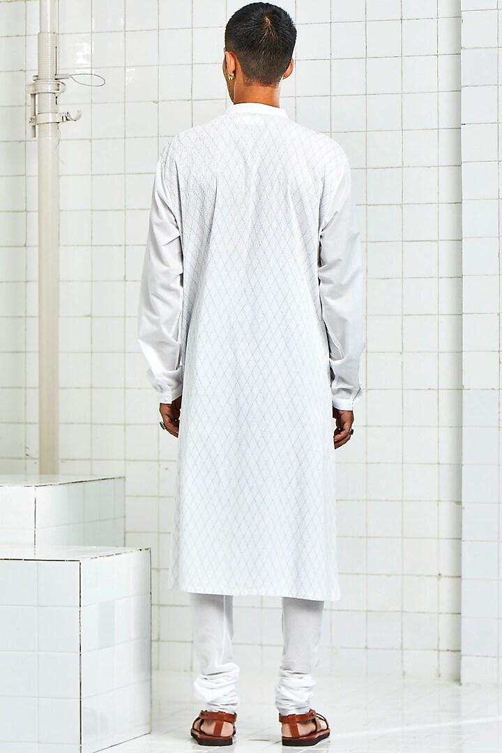 White Pintucked Kurta With Diamond Work by Rajesh Pratap Singh Men at Pernia's Pop Up Shop