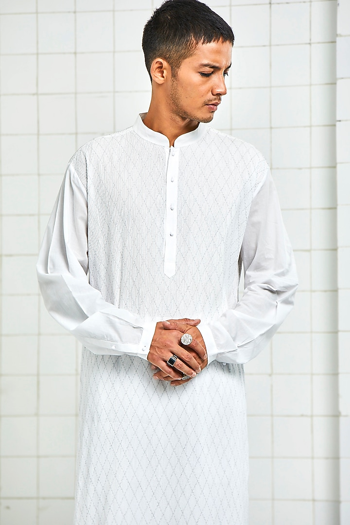 White Pintucked Kurta With Diamond Work by Rajesh Pratap Singh Men at Pernia's Pop Up Shop