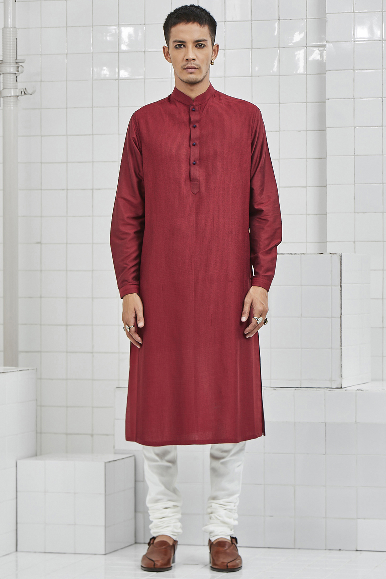 Maroon Kurta Set With Thread Detailing by Rajesh Pratap Singh Men at Pernia's Pop Up Shop