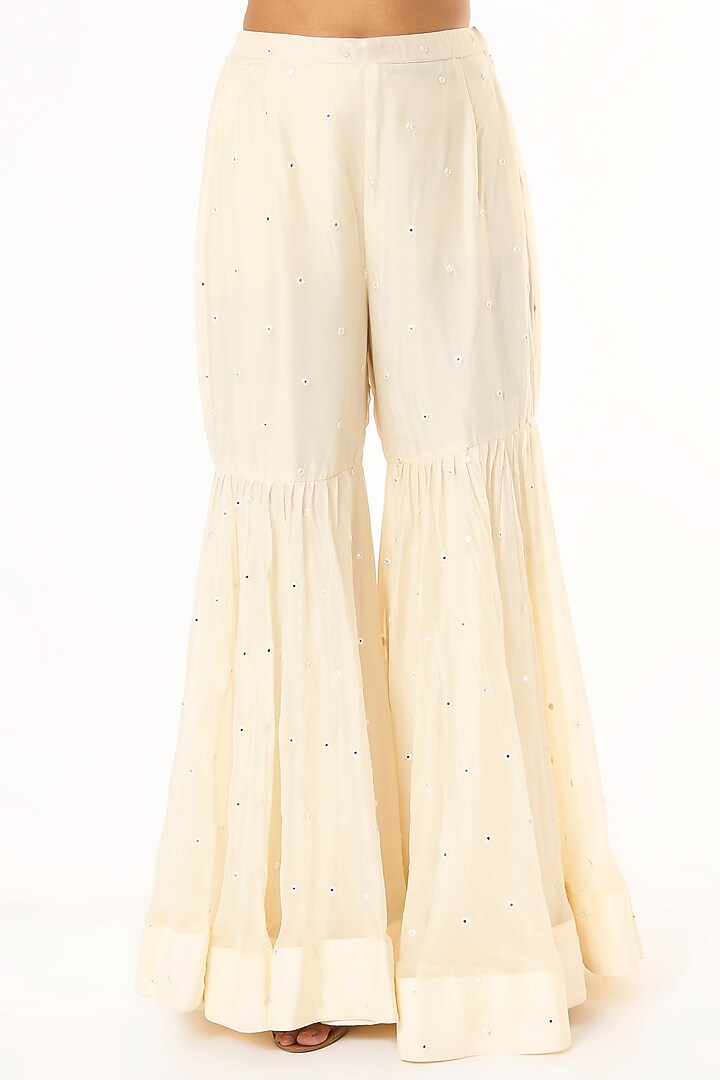 Off-White Embroidered Kurta Set by Roopa Sharma at Pernia's Pop Up Shop