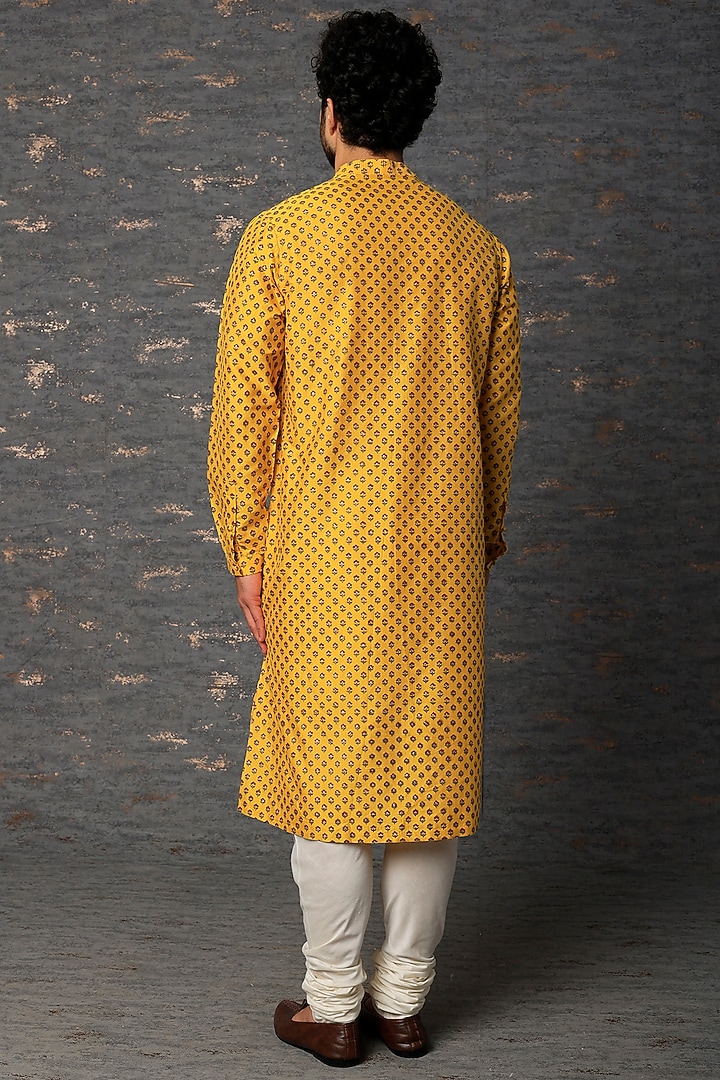 Mustard Block Printed Kurta Set by Rajesh Pratap Singh Men at Pernia's Pop Up Shop