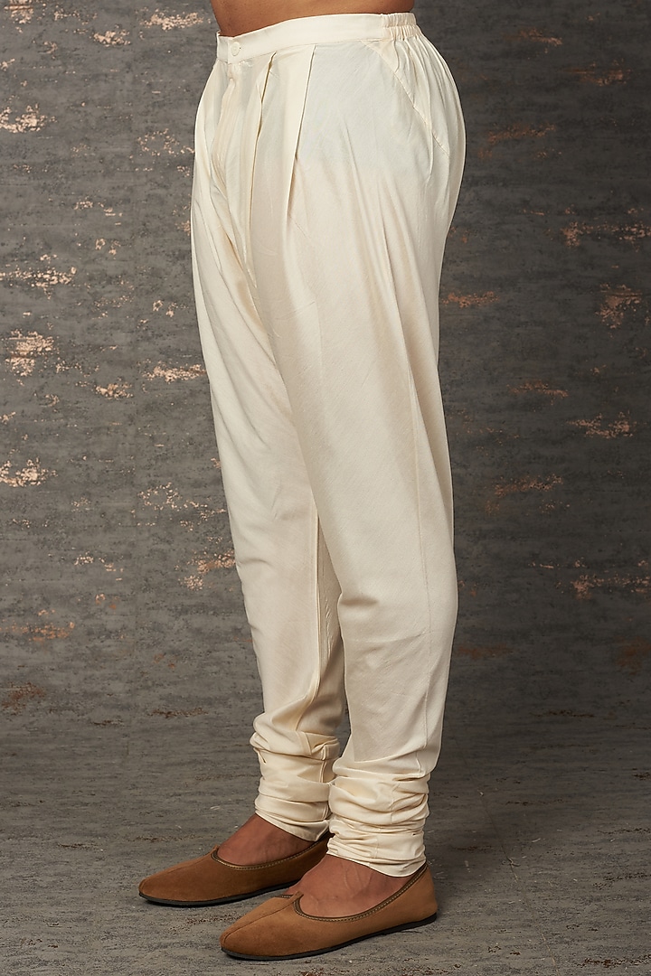 White Embroidered Kurta Set by Rajesh Pratap Singh Men at Pernia's Pop Up Shop