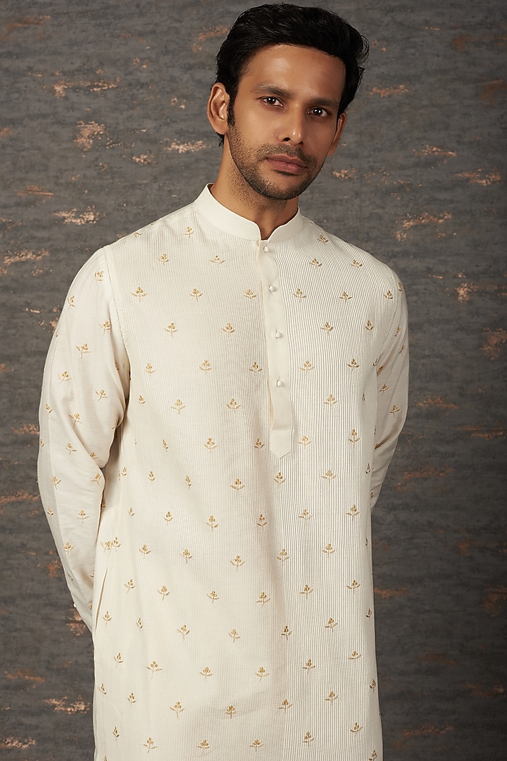 White Embroidered Kurta Set by Rajesh Pratap Singh Men at Pernia's Pop Up Shop