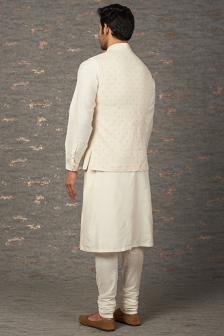 White Khadi Zari & Motif Embroidered Bundi Jacket by Rajesh Pratap Singh Men at Pernia's Pop Up Shop