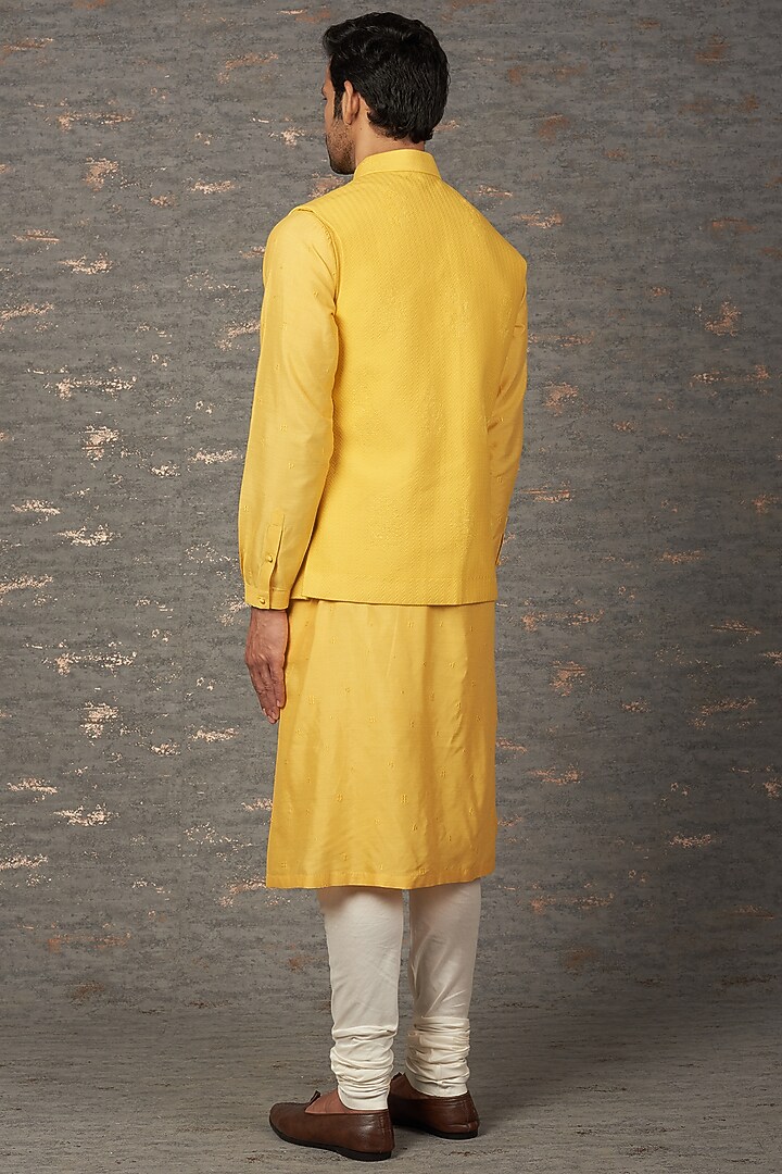 Yellow Viscose Hand Embroidered Bundi Jacket Set by Rajesh Pratap Singh Men at Pernia's Pop Up Shop