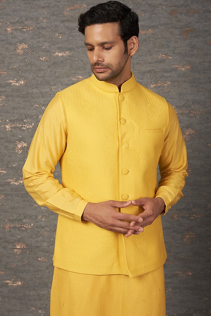 Yellow Viscose Hand Embroidered Bundi Jacket Set by Rajesh Pratap Singh Men at Pernia's Pop Up Shop