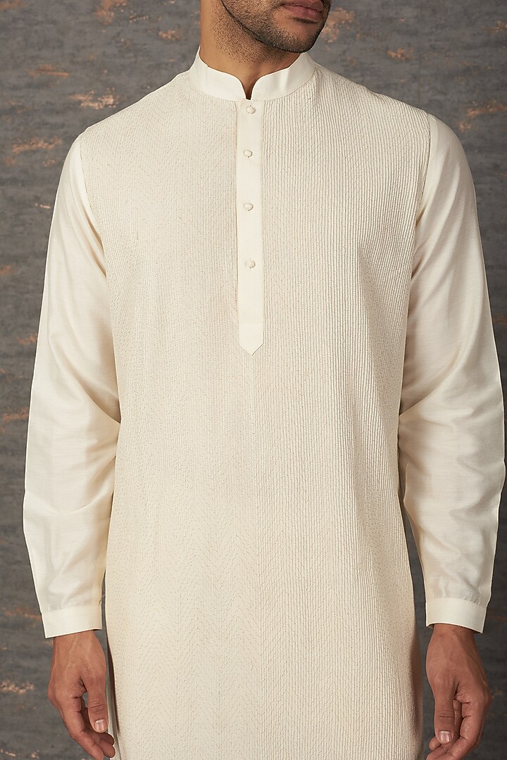 White Zari Embroidered Kurta Set by Rajesh Pratap Singh Men at Pernia's Pop Up Shop