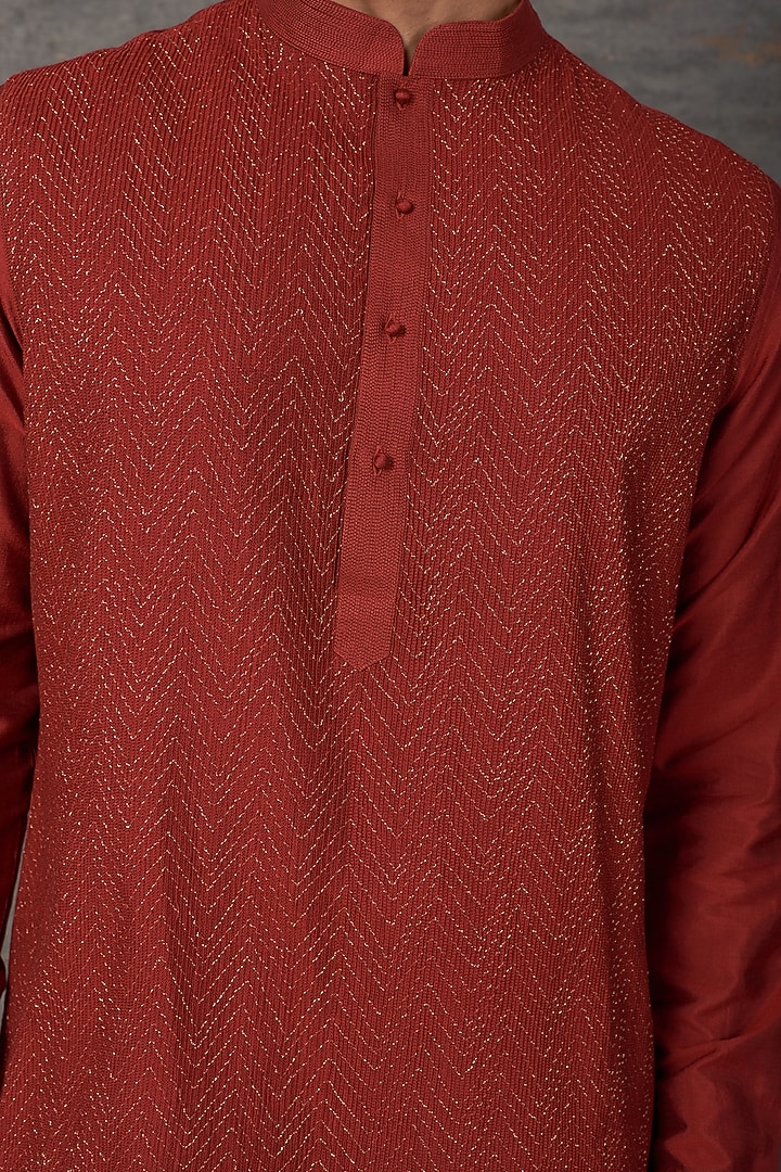 Red Embroidered Kurta Set by Rajesh Pratap Singh Men at Pernia's Pop Up Shop