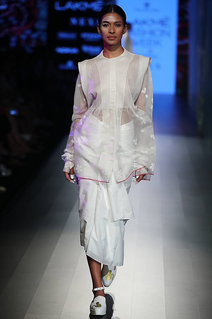 White placket tunic available only at Pernia's Pop Up Shop.