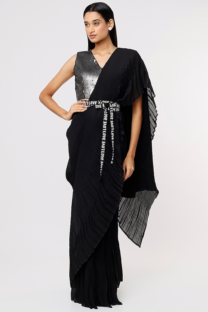 Black Pleated Fabric Saree Set by RENASCI BY RITIKA ARYA JAIN