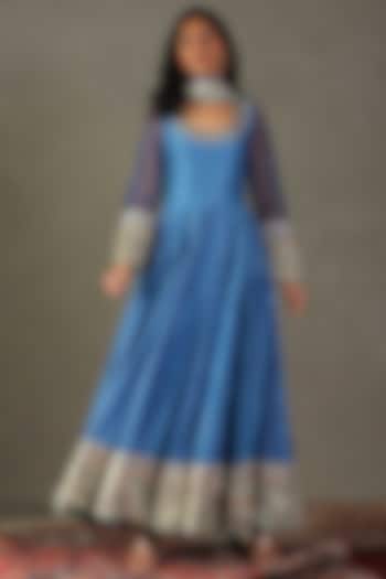 Quartz Blue Silk Cotton Bandhani Printed & Embroidered Kurta Set by Ri Ritu Kumar at Pernia's Pop Up Shop