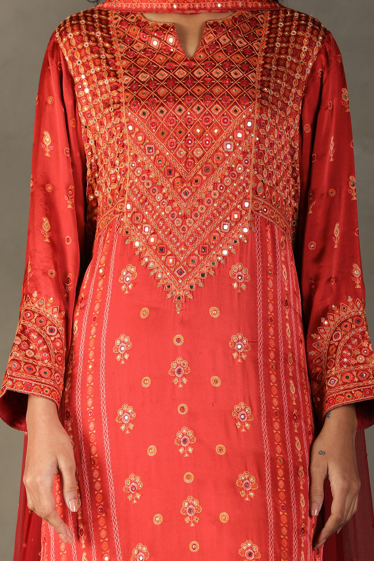 Ritu Kumar クルタセット 刺繍 レッド系 Lava Red Silk Satin Geometric Printed & Kashida Embroidered Kurta