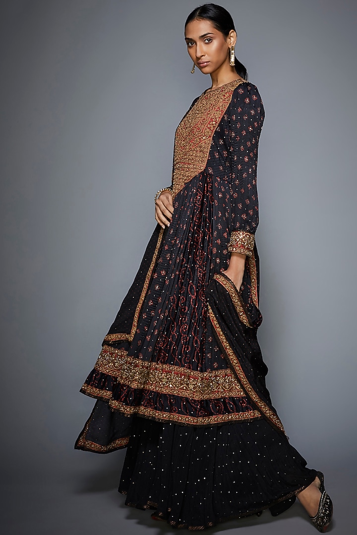 Black Embroidered Bandhani Kurta Set by Ri Ritu Kumar at Pernia's Pop Up Shop