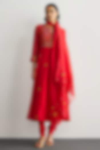 Red & Green Silk Chanderi Kurta Set by Ri Ritu Kumar at Pernia's Pop Up Shop