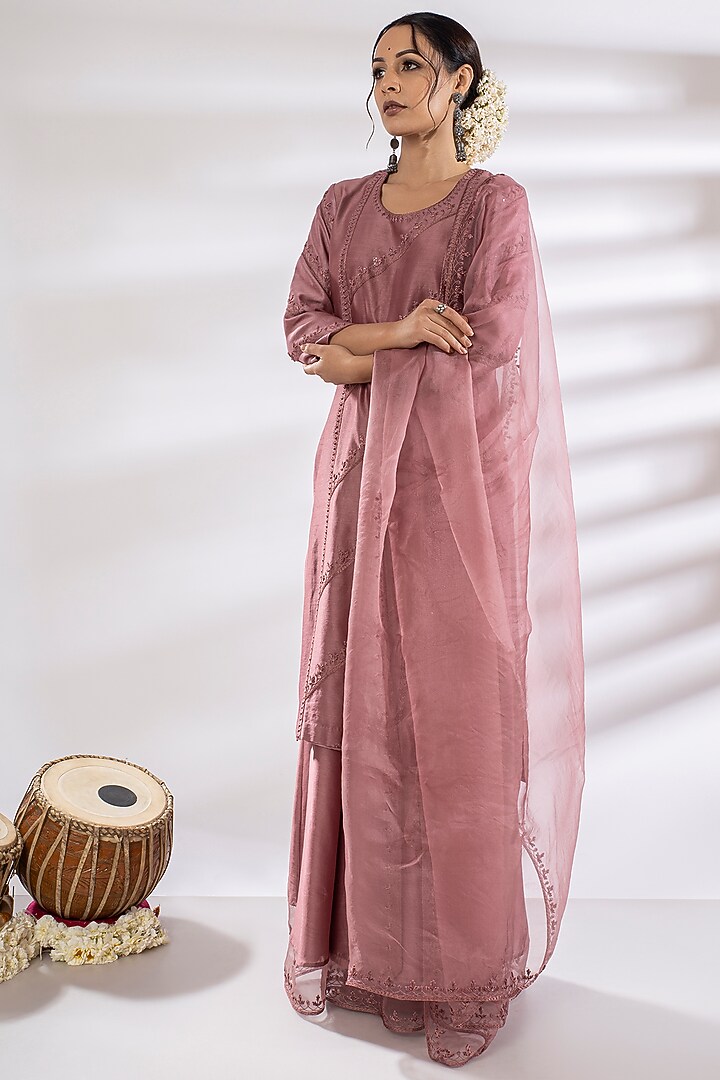 Pink Hand Embroidered Kurta Set by Rashi Jain at Pernia's Pop Up Shop