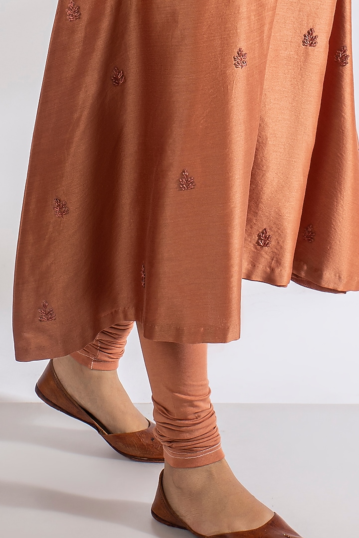 Orange Hand Embroidered Kurta by Rashi Jain at Pernia's Pop Up Shop