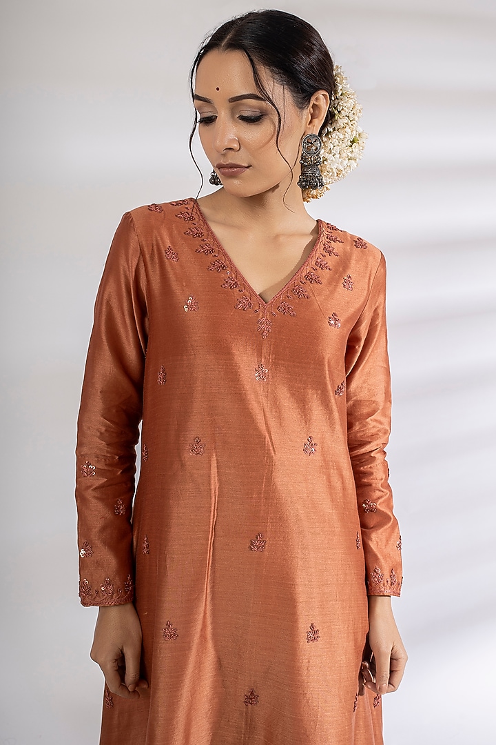 Orange Hand Embroidered Kurta by Rashi Jain at Pernia's Pop Up Shop