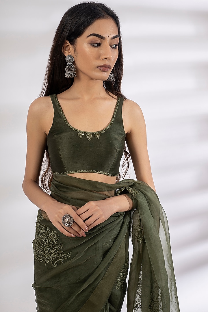 Green Hand Embroidered Party Wear Saree Set by Rashi Jain at Pernia's Pop Up Shop