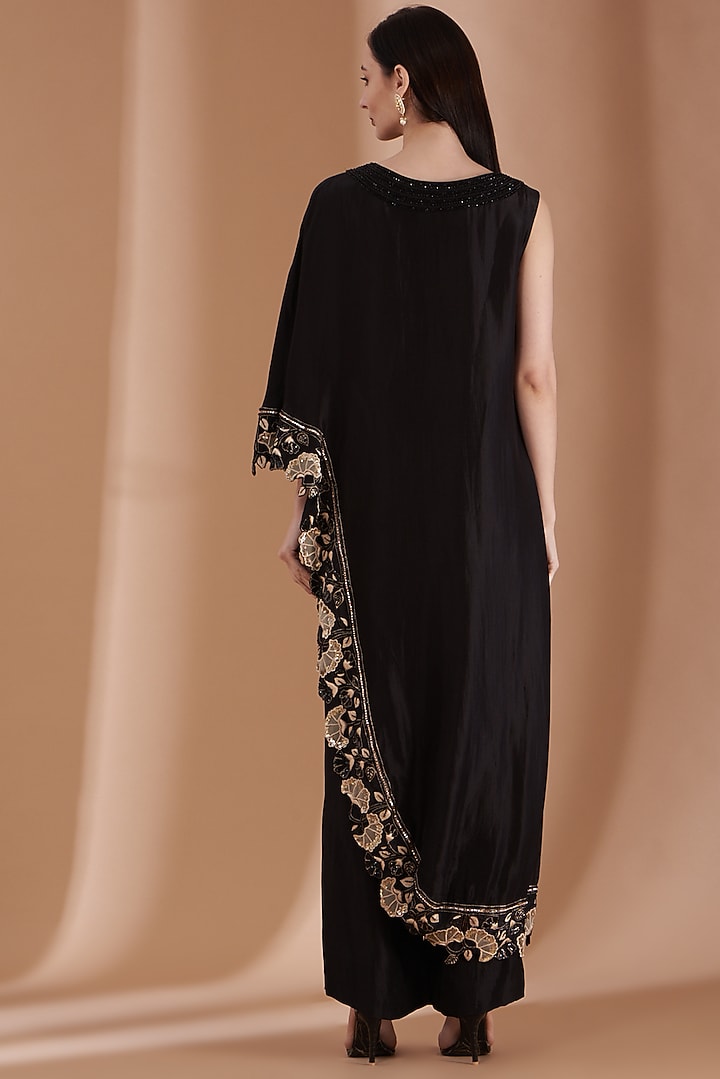 Black Embroidered Kurta Set by Rashi Kapoor at Pernia's Pop Up Shop