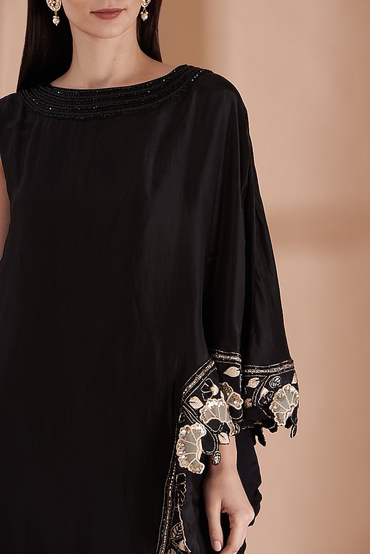 Black Embroidered Kurta Set by Rashi Kapoor at Pernia's Pop Up Shop