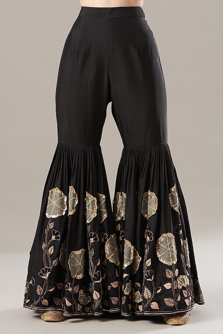 Black Embroidered Cape Set by Rashi Kapoor at Pernia's Pop Up Shop