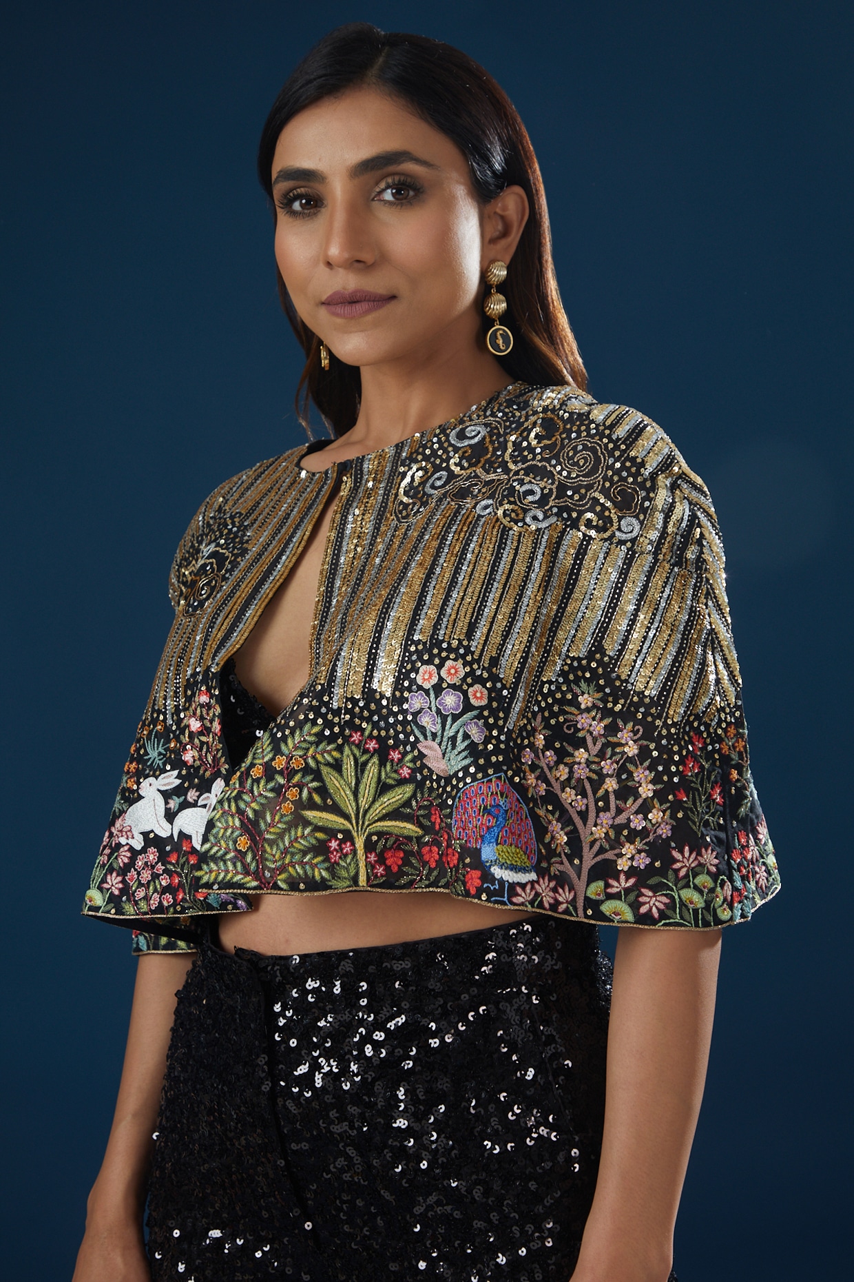 All over Hand embroidered Raw Silk Lehenga-Choli. Western cut blouse creat  a Indo-Western and stylish look. | Indiase kleding, Kleding, Blouse