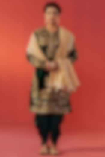 Green Velvet Hand Embroidered Kurta Set by Rasasvada at Pernia's Pop Up Shop