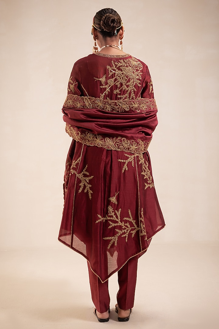 Maroon Chanderi Dori & Gold Hand Embroidered Kurta Set by Rasasvada at Pernia's Pop Up Shop