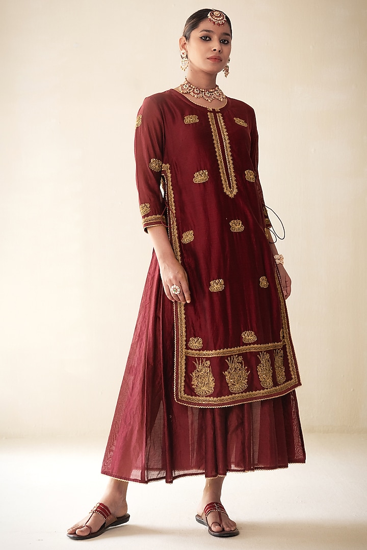 Maroon Chanderi Gold Embroidered Kurta Set by Rasasvada at Pernia's Pop Up Shop